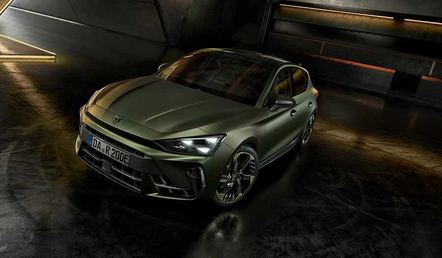 CUPRA Leon Tribe Edition in mattem Grün in halbseitiger Frontansicht auf dunklem Untergrund mit Lichtreflexen